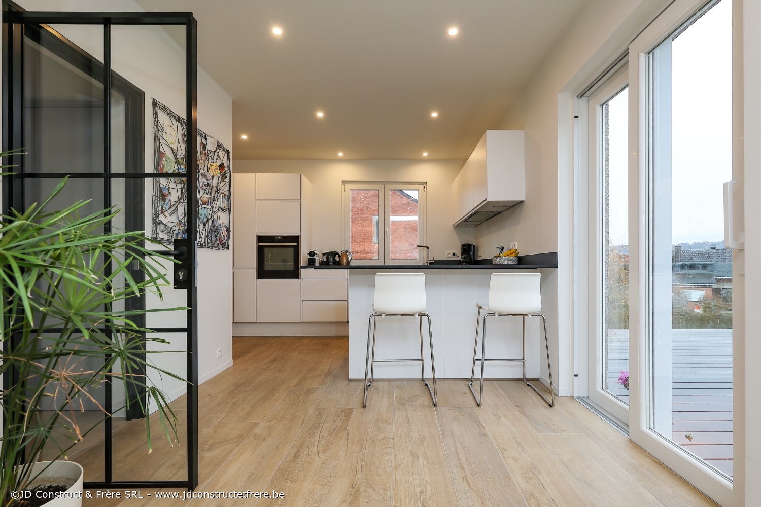 Du sol au plafond, en passant par les cloisons